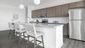 Réfrigérateur, tables à manger