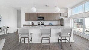 Réfrigérateur, tables à manger