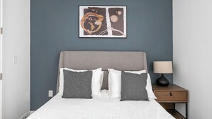 Skrivbord, strykjärn/strykbräda, wi-fi och sängkläder