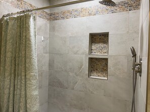 Sèche-cheveux, serviettes fournies, papier toilette