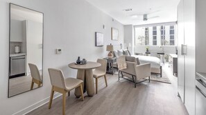 Bureau, fer et planche à repasser, Wi-Fi, draps fournis