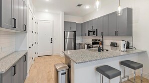 Refrigerador, mesa de comedor