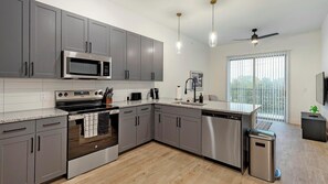 Refrigerador, mesa de comedor