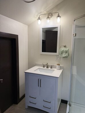 Dusche, Haartrockner, Handtücher, Seife