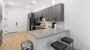 Kjøleskap og spisebord