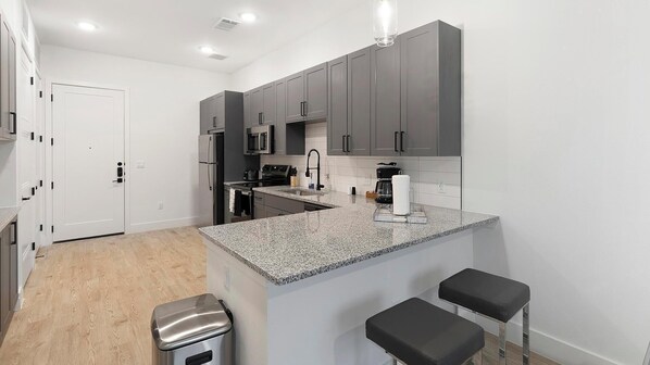 Frigorifero, tavolo da pranzo