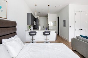 Desk, iron/ironing board, WiFi, bed sheets