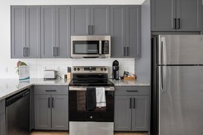 Køleskab, spisebord