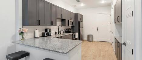 Réfrigérateur, tables à manger