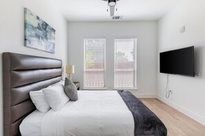 1 bedroom, desk, iron/ironing board, WiFi - Landing | Beautiful 1BD, Courtyard, Gym (Denton)