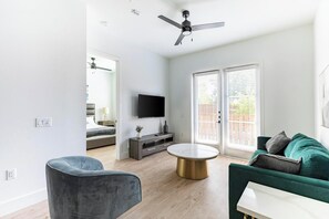 Smart TV - Landing | Beautiful 1BD, Courtyard, Gym (Denton)
