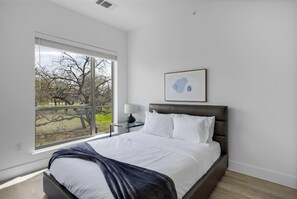 Escritorio, tabla de planchar con plancha, wifi y ropa de cama