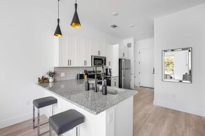 Refrigerador, mesa de comedor