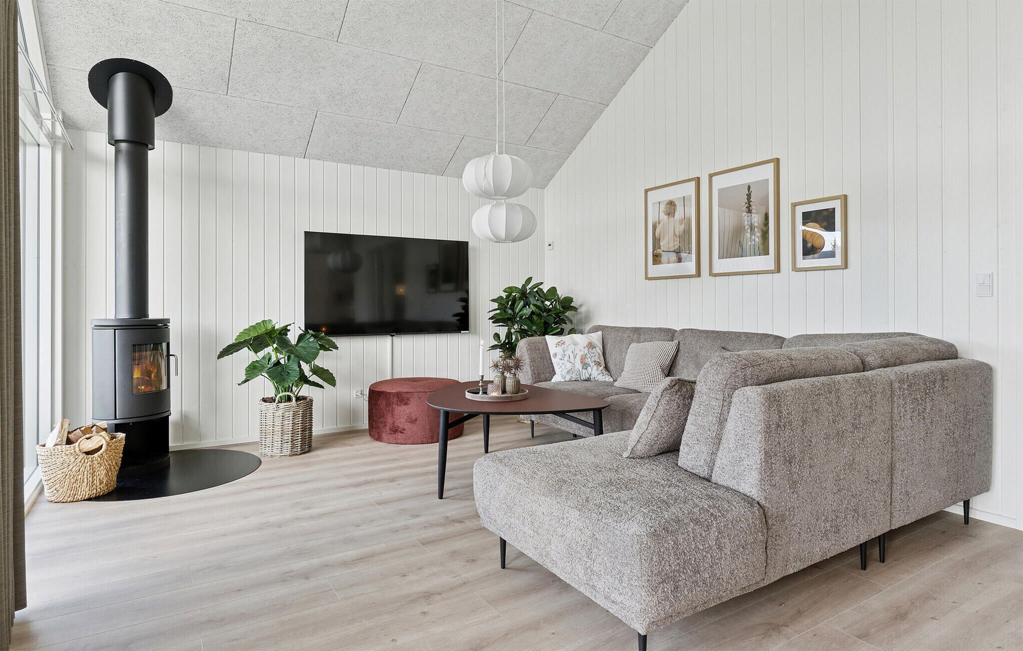 Smart TV, lareira, mesa de pingue-pongue