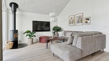 Smart TV, lareira, mesa de pingue-pongue