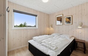 5 bedrooms, travel cot, free WiFi - Awesome home in Nørre Nebel with sauna (Nørre Nebel)