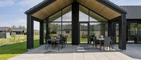 تناول الطعام بالخارج