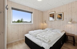 5 bedrooms, travel cot, free WiFi