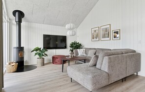 Smart TV, fireplace, ping pong