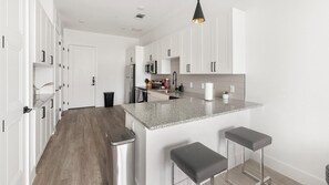 Kühlschrank, Esstisch