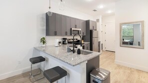 Kühlschrank, Esstisch