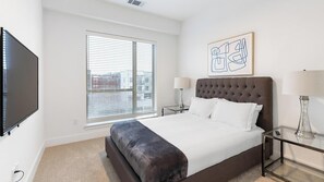 1 bedroom, desk, iron/ironing board, WiFi - Landing | Stunning 1BD, Gym (Denton)