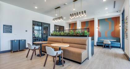 Landing | Stylish 1BD, Courtyard, Clubhouse