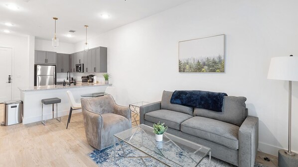 Smart TV - Landing | Stylish 1BD, Pool, Gym (Denton)