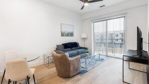 Smart TV - Landing | Stunning 1BD, Gym (Denton)