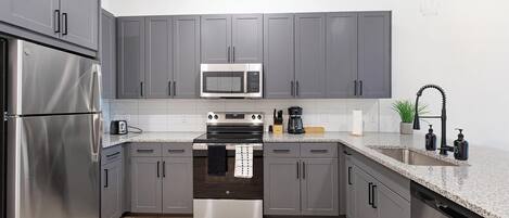 Réfrigérateur, tables à manger