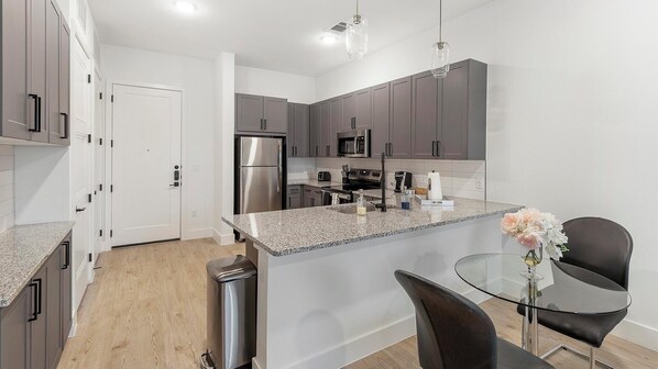 Réfrigérateur, tables à manger