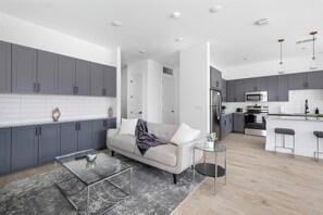 Smart TV - Landing | Modern 2BD, Gym (Denton)