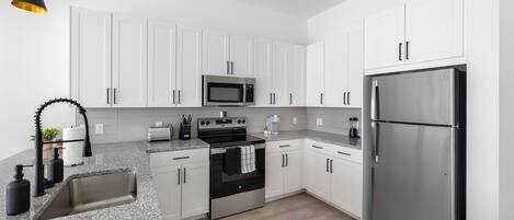 Jääkaappi, ruokailupöytä