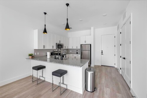 Landing | Modern 1BD, Courtyard, Gym