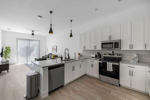 Jääkaappi, ruokailupöytä