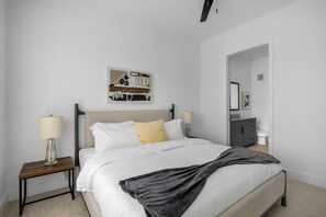 2 slaapkamers, een bureau, een strijkplank/strijkijzer, wifi