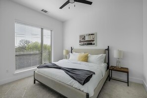 2 bedrooms, desk, iron/ironing board, WiFi