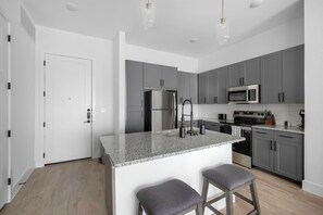 Een koelkast, eettafels