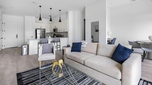 Un apartamento moderno con sala de estar, cocina y comedor.