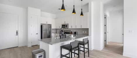 Kühlschrank, Esstisch