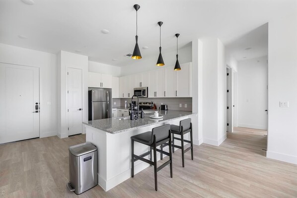 Réfrigérateur, tables à manger