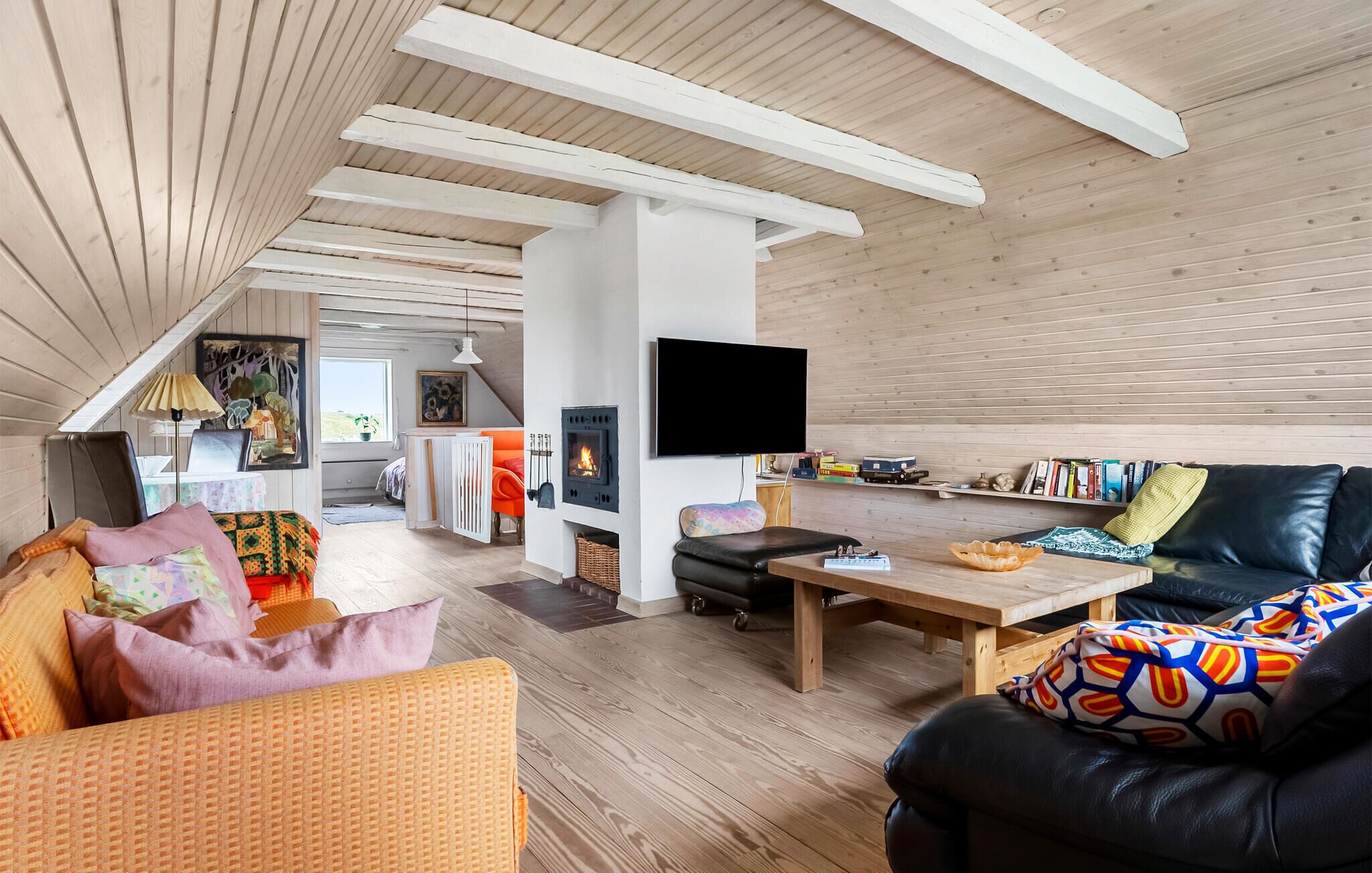 TV, fireplace