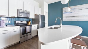 Réfrigérateur, tables à manger