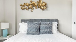 Escritorio, tabla de planchar con plancha, wifi y ropa de cama 