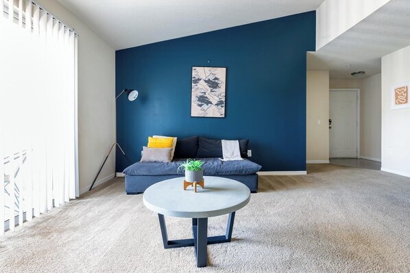 Smart TV - Landing | Stylish 2BD, Tennis Court, Gym (Longboat Key)