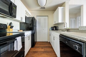 Køleskab, spisebord