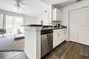 Réfrigérateur, tables à manger