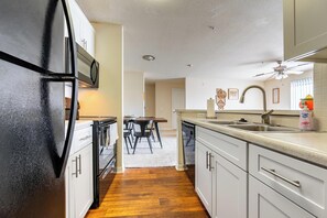 Réfrigérateur, tables à manger