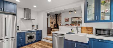 Réfrigérateur, micro-ondes, four, plaque de cuisson