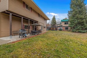 Outdoor dining - Leif's Downtown Haus-Hot Tub-Games-Pet Friendly (Steamboat Springs)